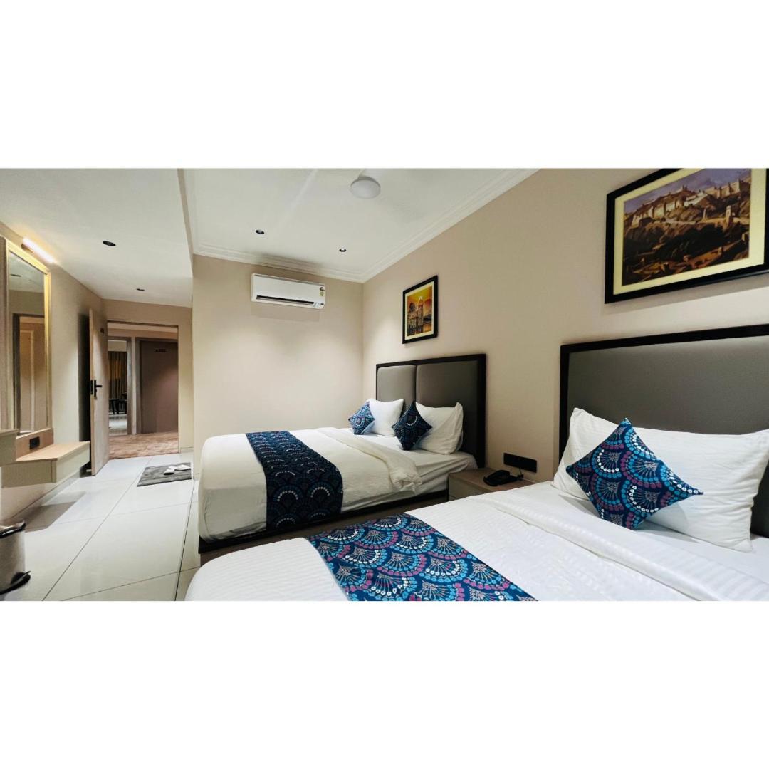 Hotel Royal Town 아흐메다바드 외부 사진
