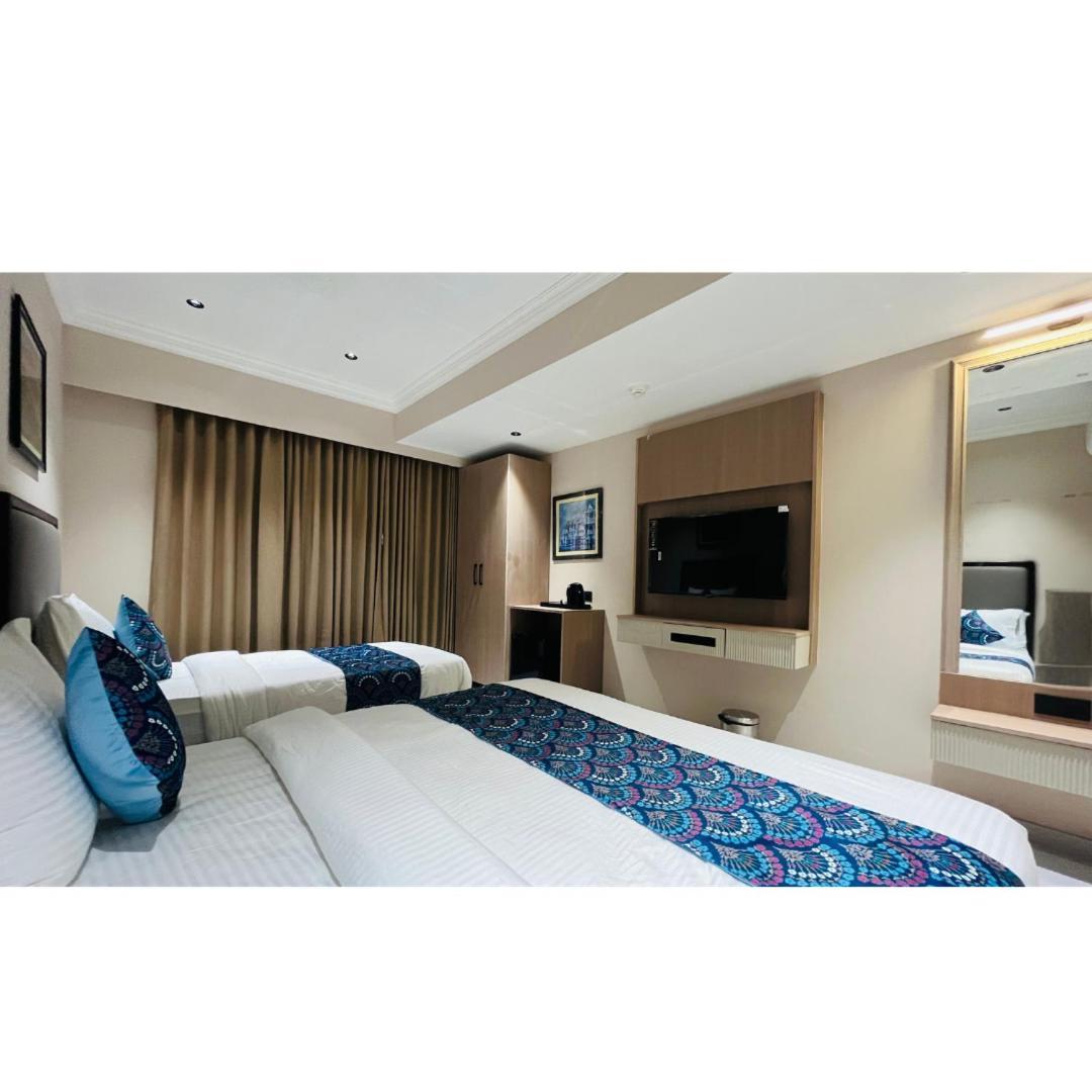 Hotel Royal Town 아흐메다바드 외부 사진