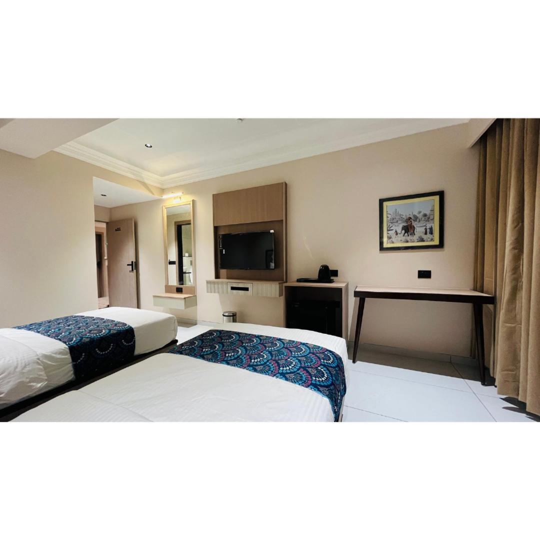 Hotel Royal Town 아흐메다바드 외부 사진