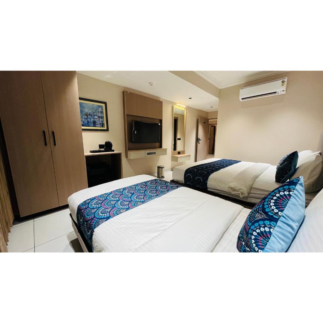 Hotel Royal Town 아흐메다바드 외부 사진