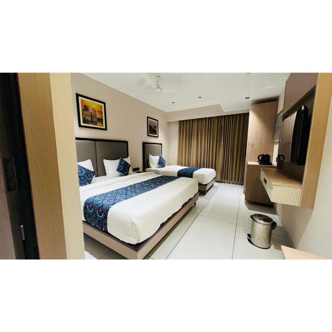 Hotel Royal Town 아흐메다바드 외부 사진