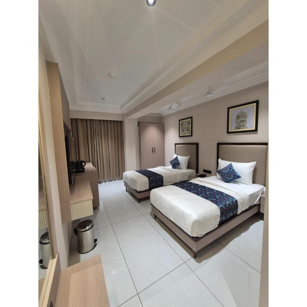 Hotel Royal Town 아흐메다바드 외부 사진