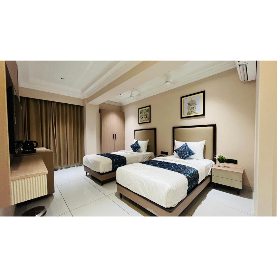 Hotel Royal Town 아흐메다바드 외부 사진