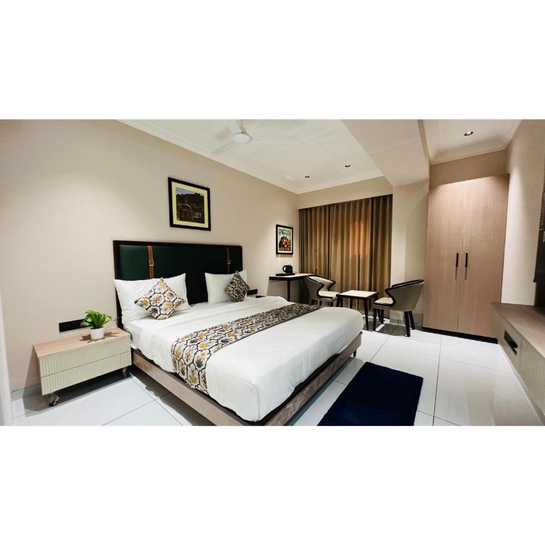 Hotel Royal Town 아흐메다바드 외부 사진