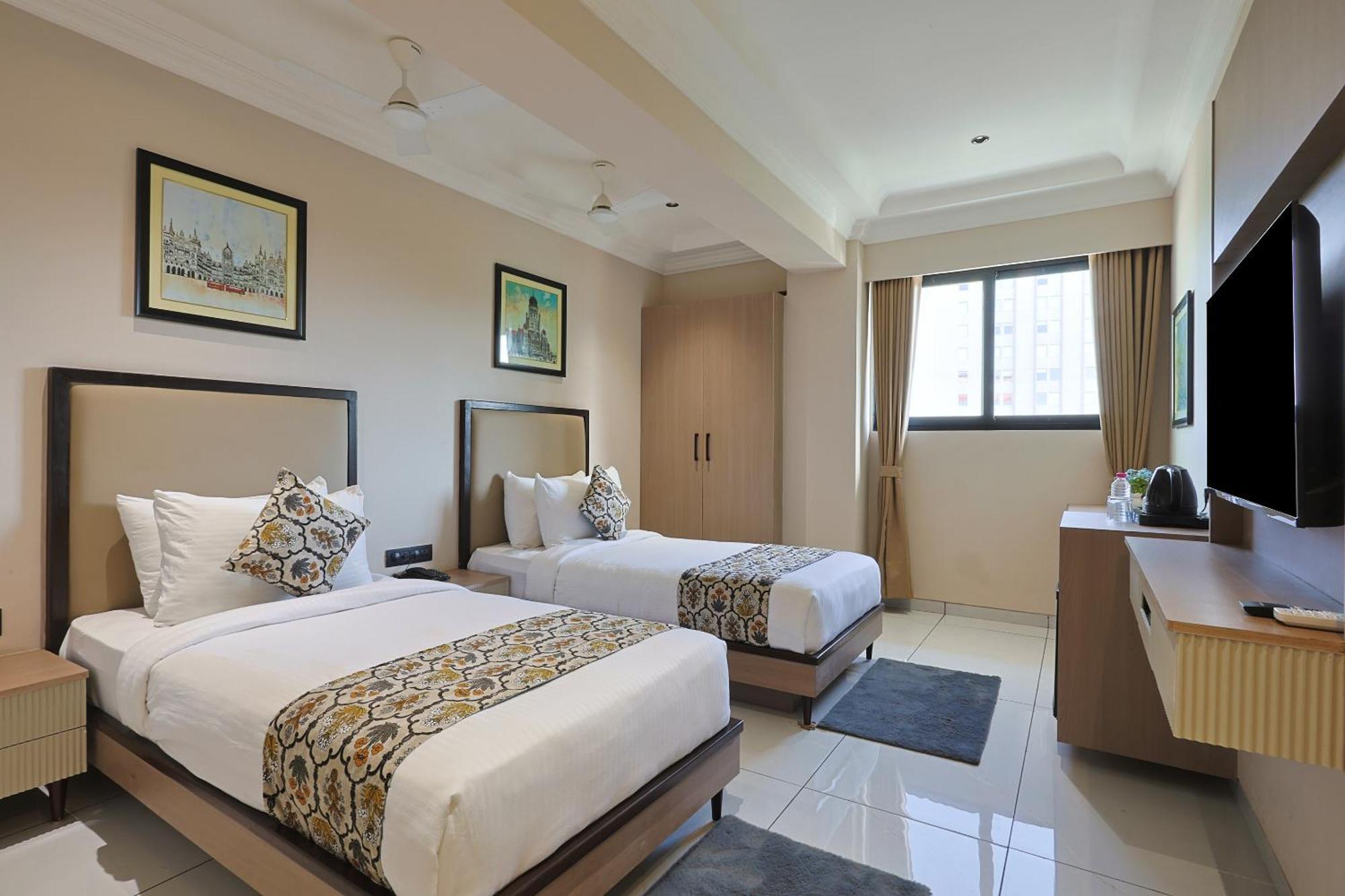 Hotel Royal Town 아흐메다바드 외부 사진