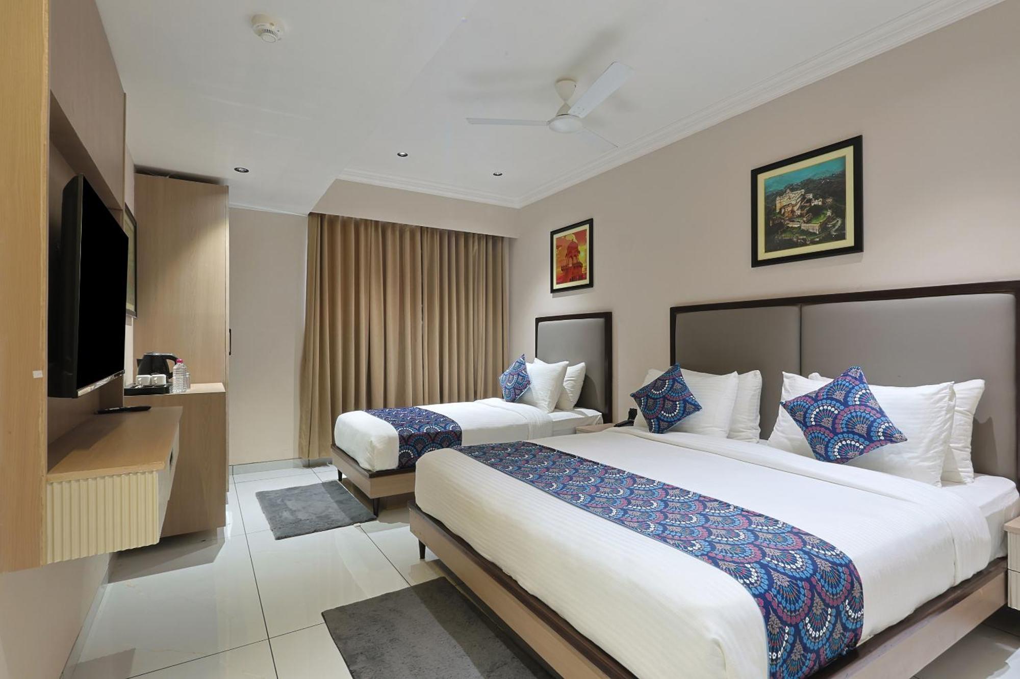 Hotel Royal Town 아흐메다바드 외부 사진