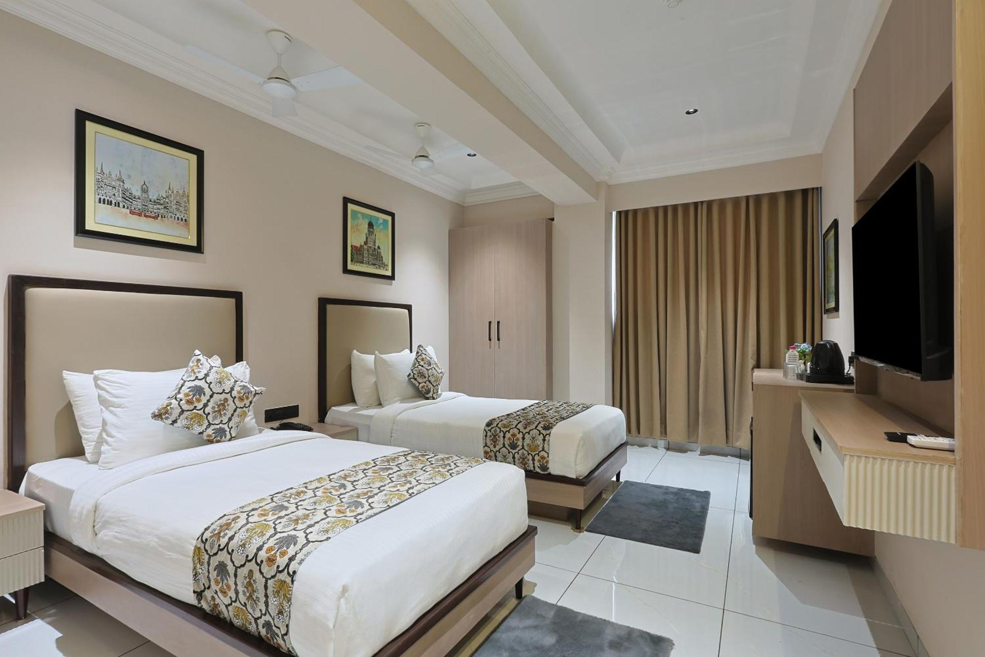Hotel Royal Town 아흐메다바드 외부 사진
