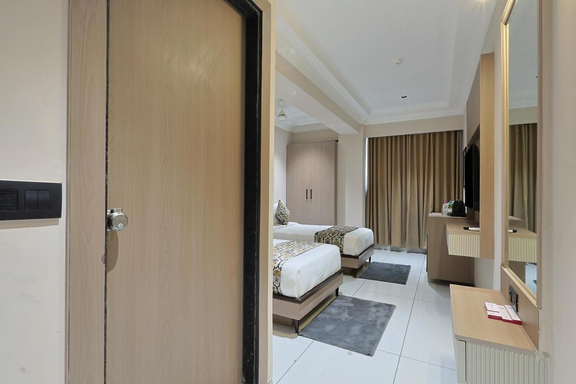 Hotel Royal Town 아흐메다바드 외부 사진