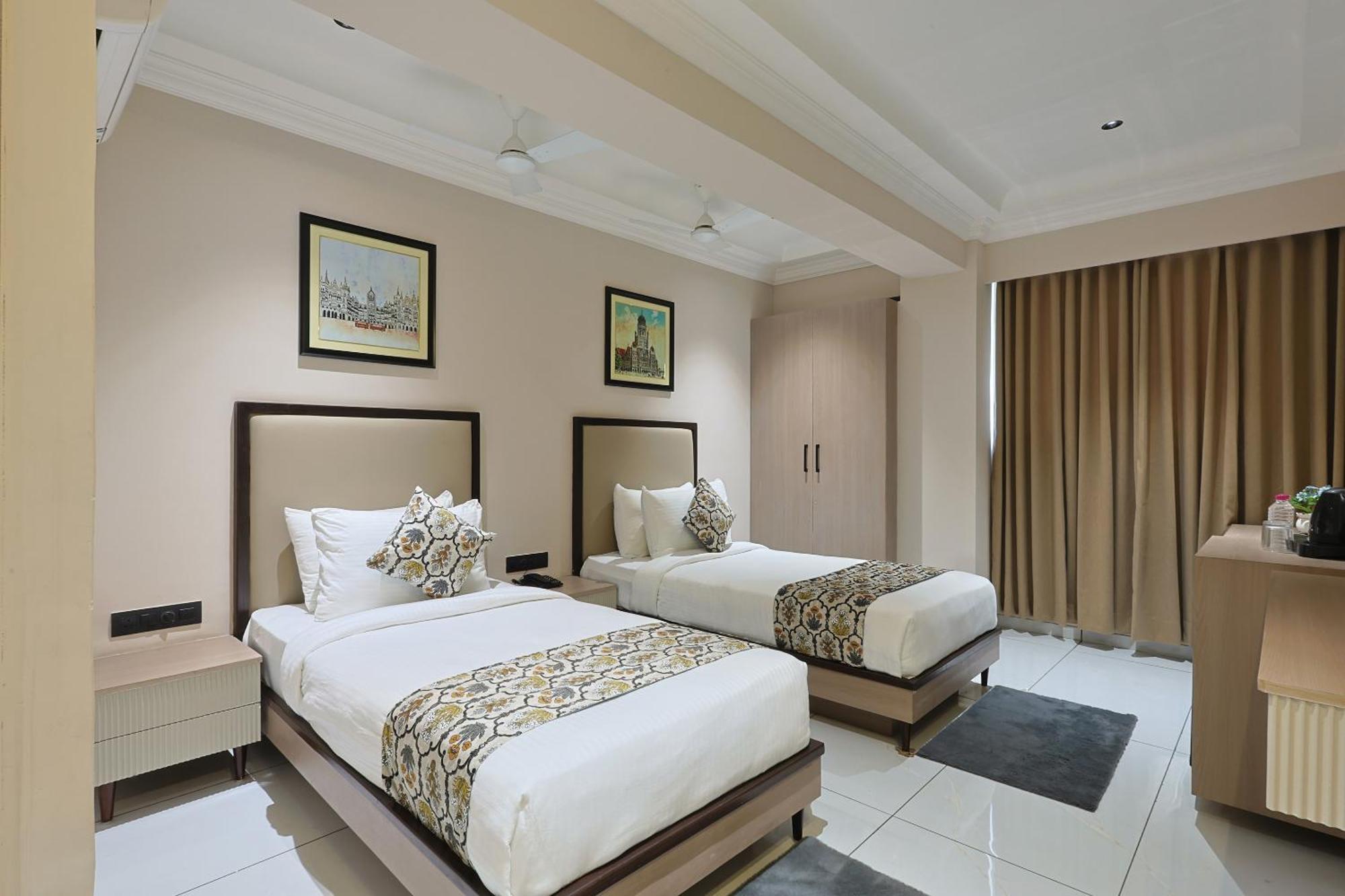 Hotel Royal Town 아흐메다바드 외부 사진