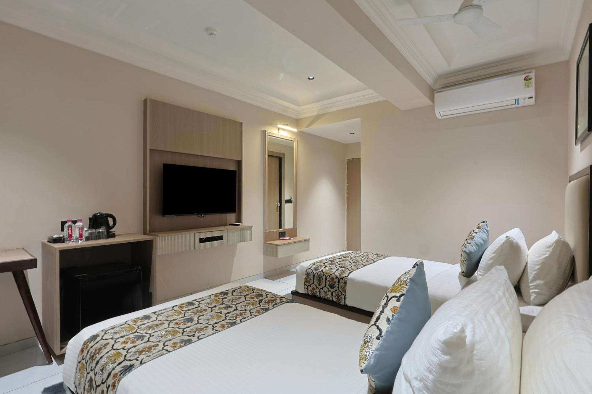 Hotel Royal Town 아흐메다바드 외부 사진