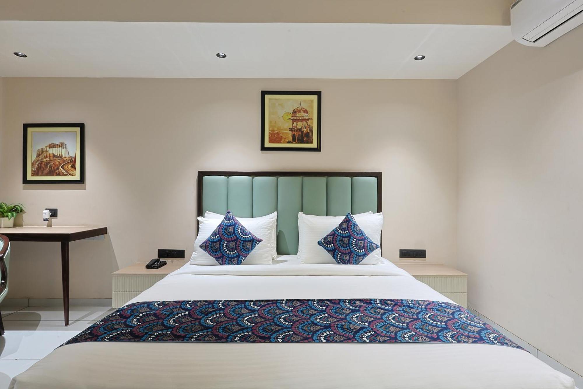 Hotel Royal Town 아흐메다바드 외부 사진