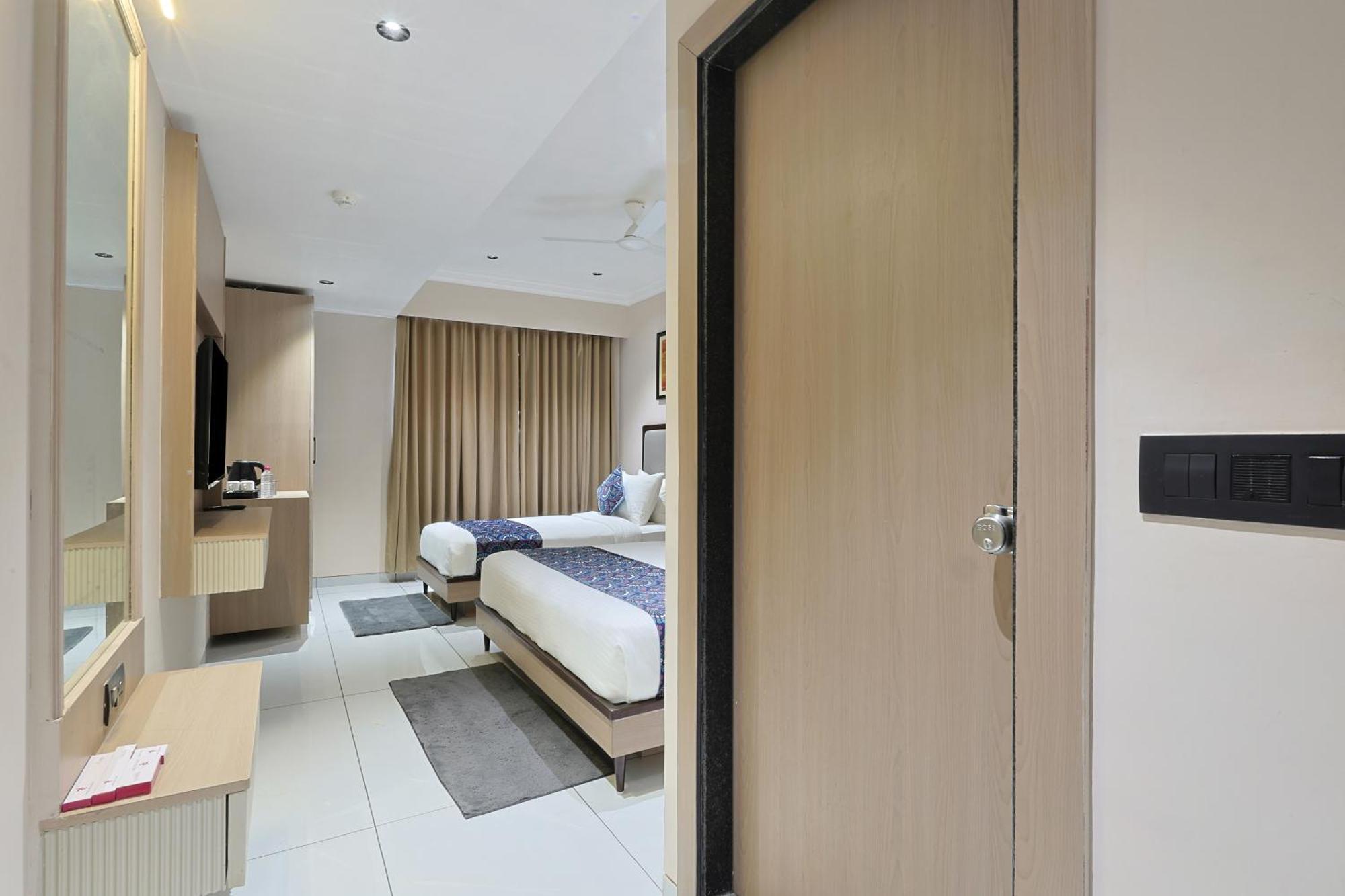 Hotel Royal Town 아흐메다바드 외부 사진