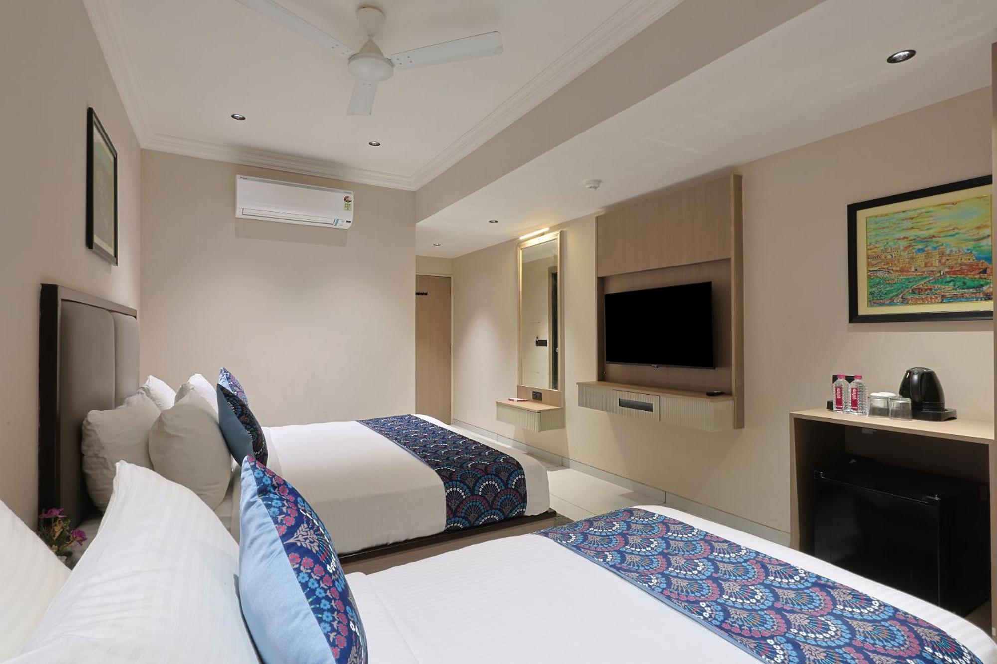 Hotel Royal Town 아흐메다바드 외부 사진