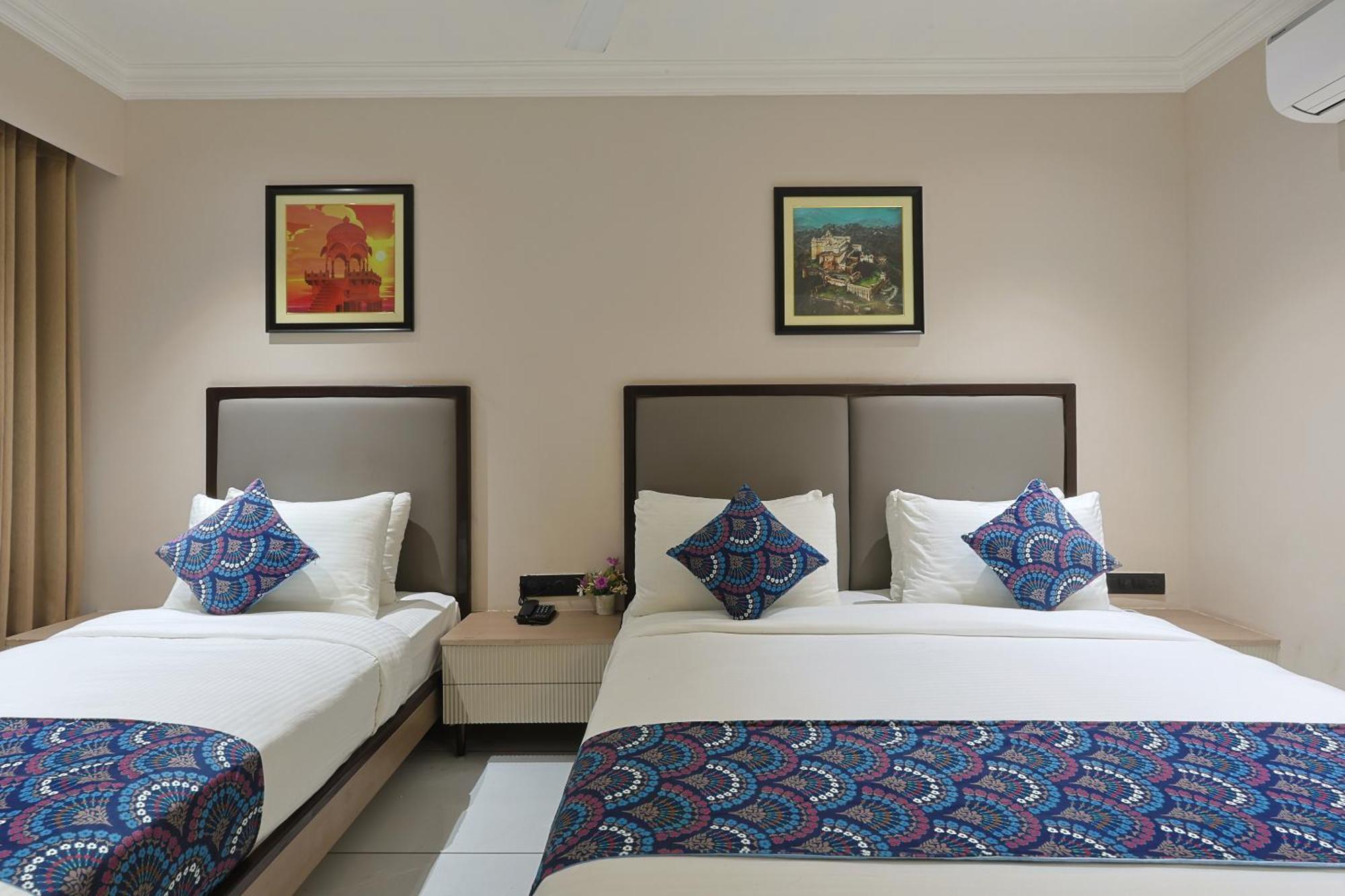 Hotel Royal Town 아흐메다바드 외부 사진