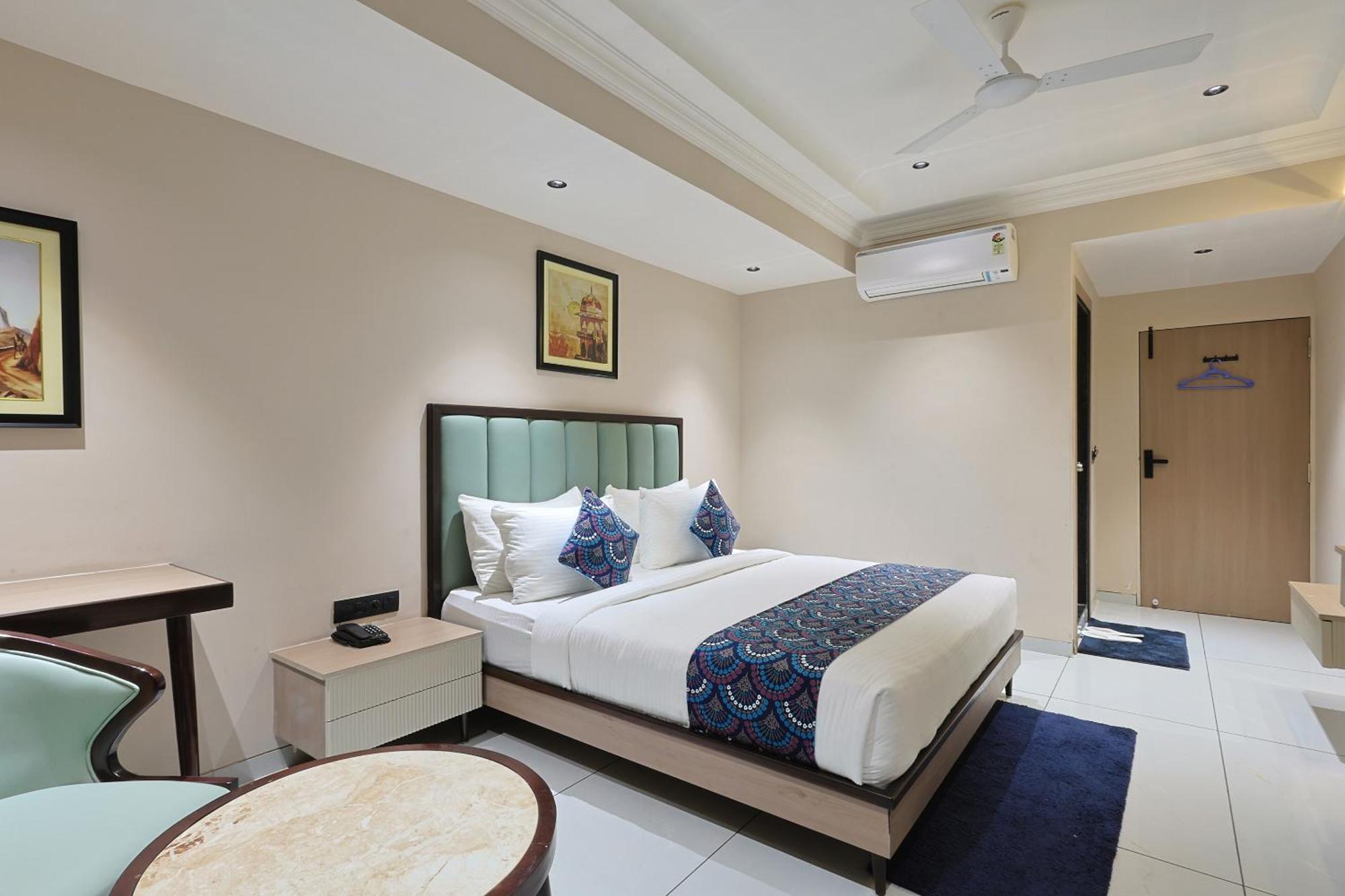 Hotel Royal Town 아흐메다바드 외부 사진